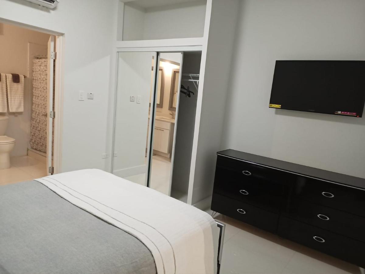 Villa Luxury 2 Bedroom Rooftop Pool View Unit #3 *
