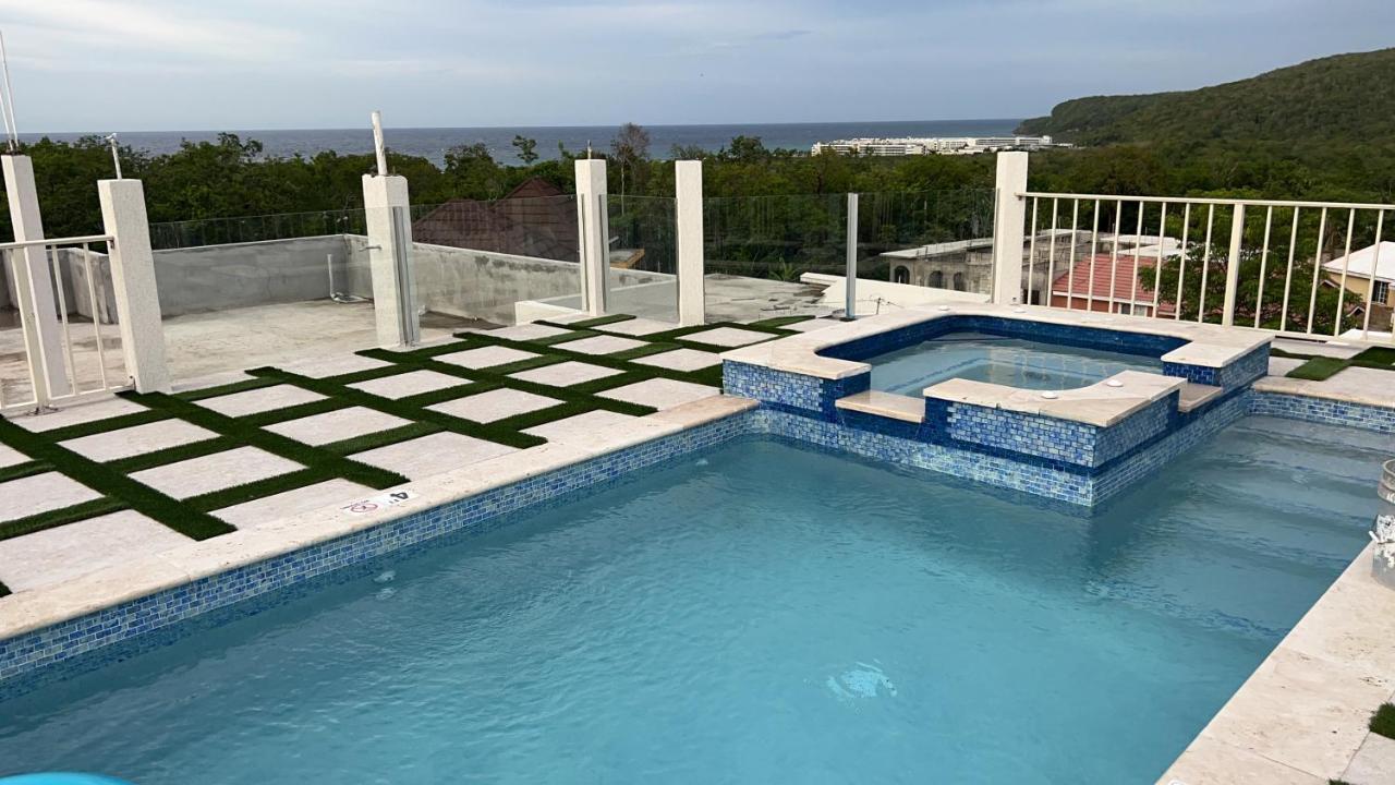 Luxury 2 Bedroom Rooftop Pool View Unit #3