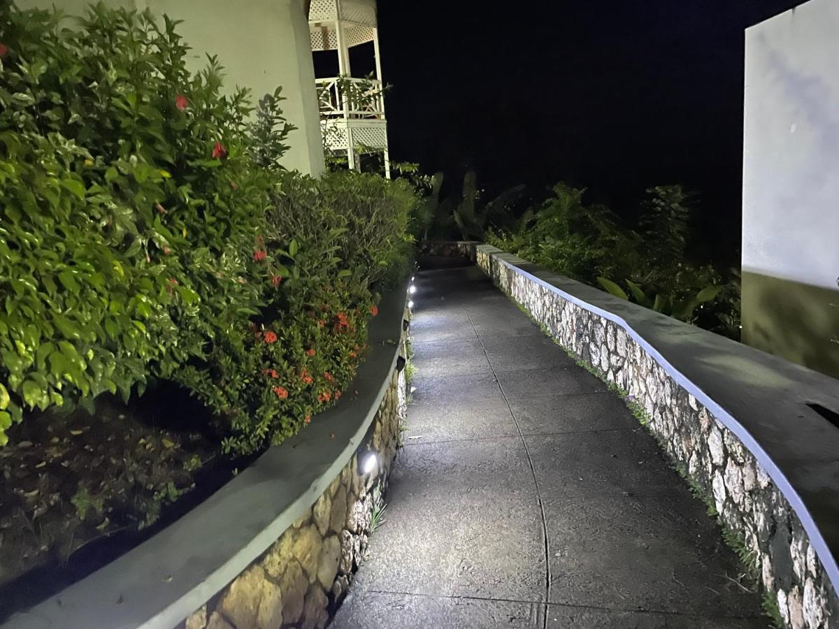 Hummingbird Retreat - Luxury Oceanview Apt, 7-minute Walk To * Ocho Rios