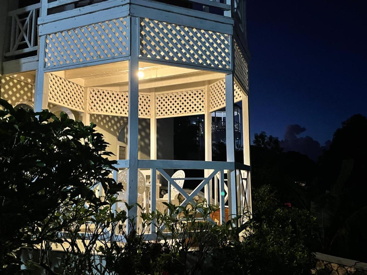 Hummingbird Retreat - Luxury Oceanview Apt, 7-minute Walk To Ocho Rios