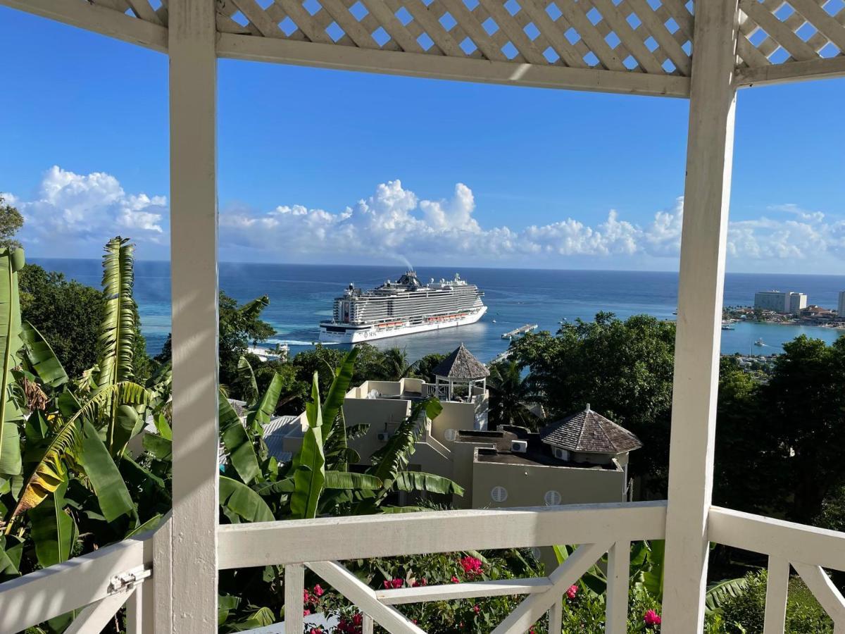 Hummingbird Retreat - Luxury Oceanview Apt, 7-minute Walk To * Ocho Rios