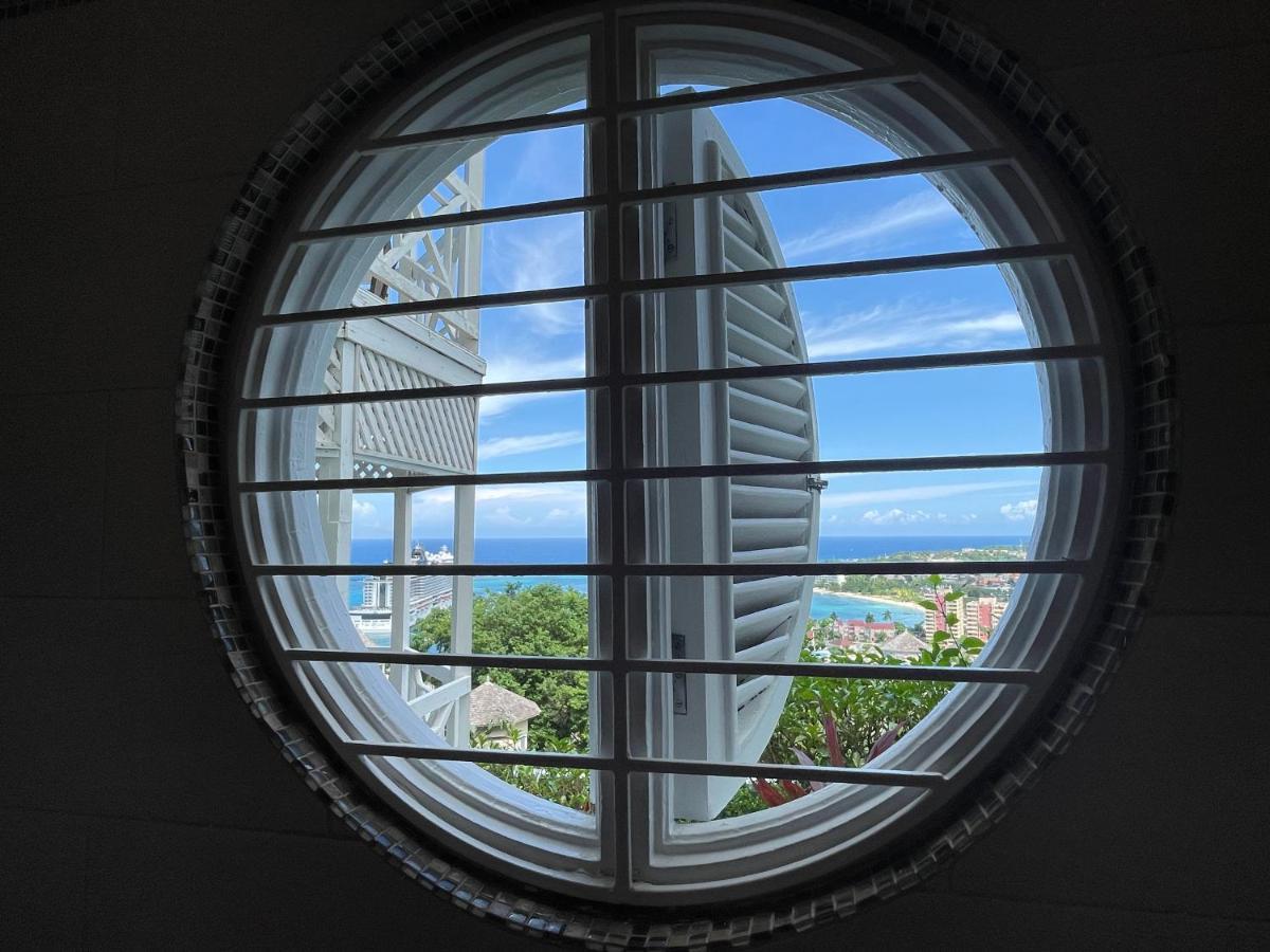 Hummingbird Retreat - Luxury Oceanview Apt, 7-minute Walk To Apartment *
