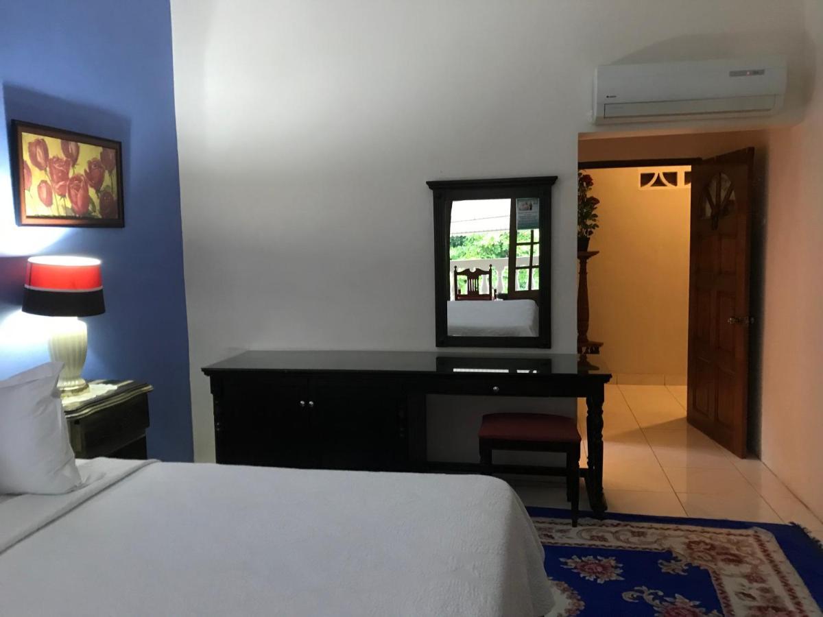 Chateau Margarita Ja Pensión Montego Bay