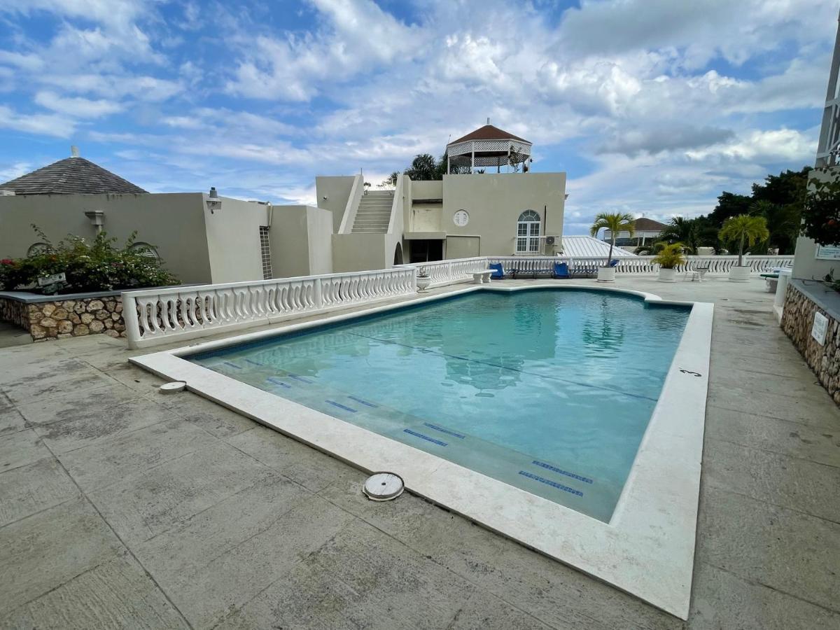 Hummingbird Retreat - Luxury Oceanview Apt, 7-minute Walk To Apartment *