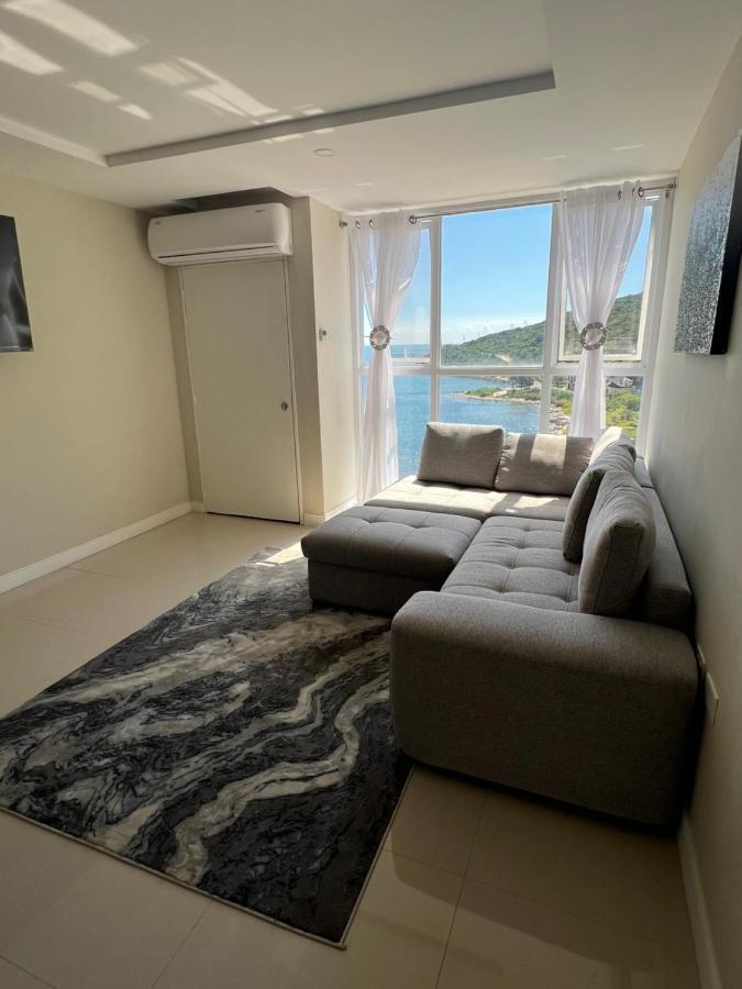 Large Luxurious Front At Bayfront Apartment *