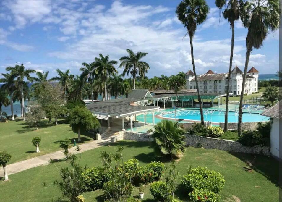 Cozy W/ocean View, Pool & Access Montego Bay