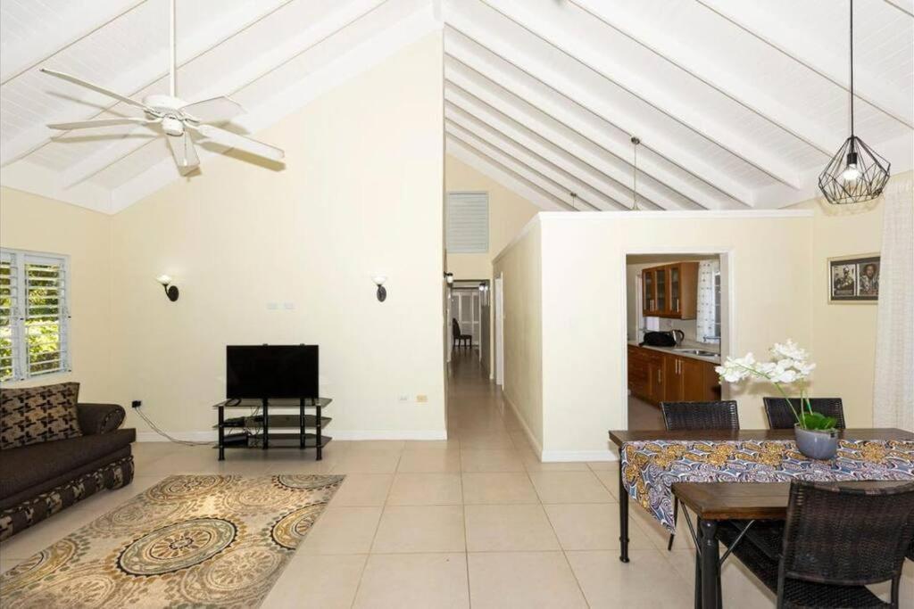 Villa - Heroes Villa, Ac, Security, Access To Pool, Playground & Private - Welcome Breakfast Basket *