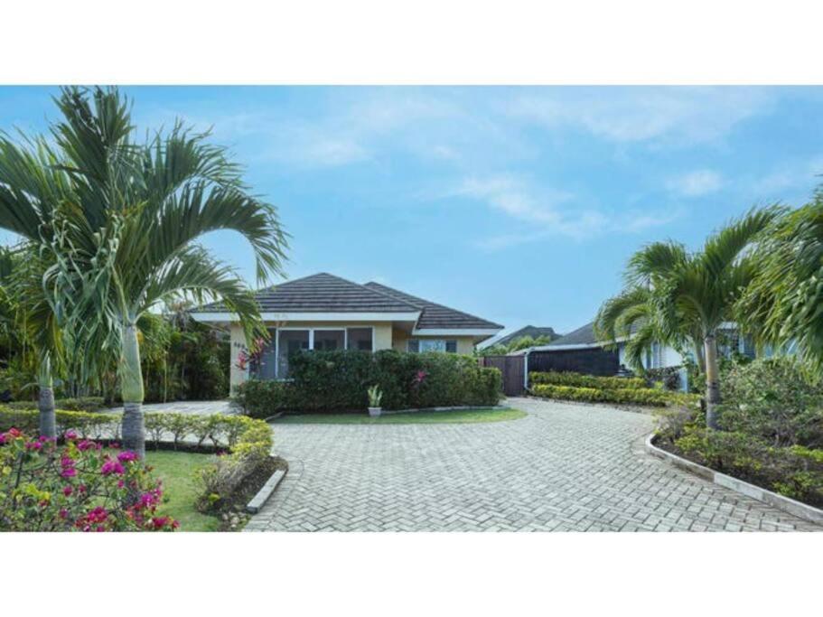 - Heroes Villa, Ac, Security, Access To Pool, Playground & Private - Welcome Breakfast Basket Villa Richmond