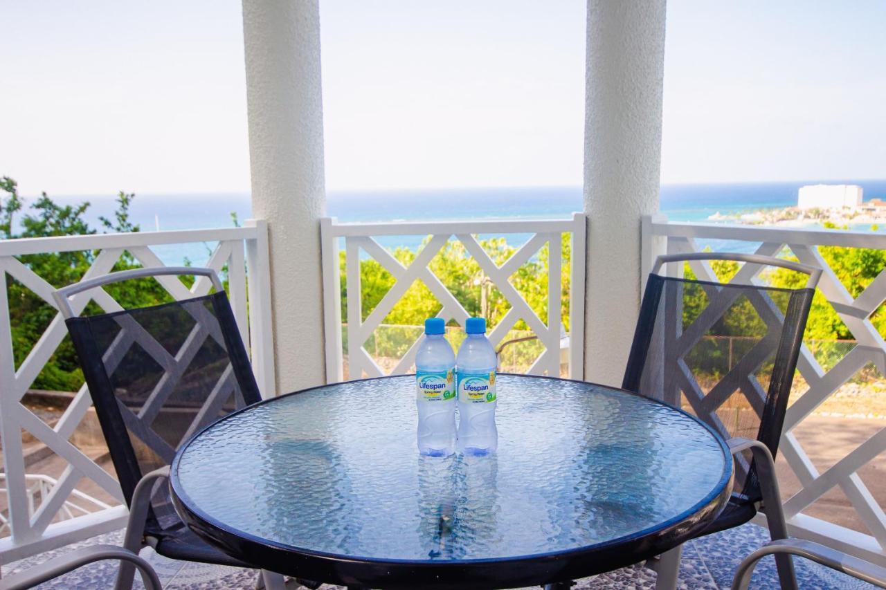 Columbus Heights Ocean View Sleeps1-2 Person Apartahotel