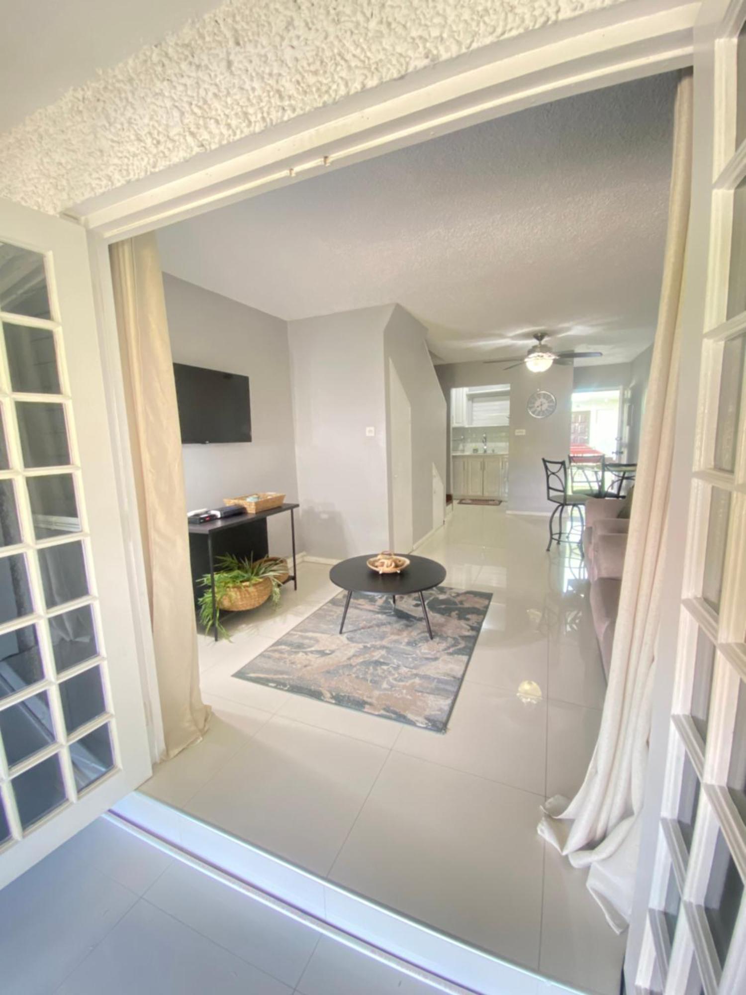 Apartment Hidden Oasis In Kingston