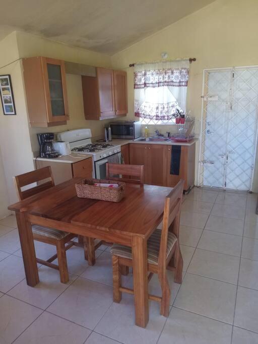 Cheerful 2-bedroom In Garden