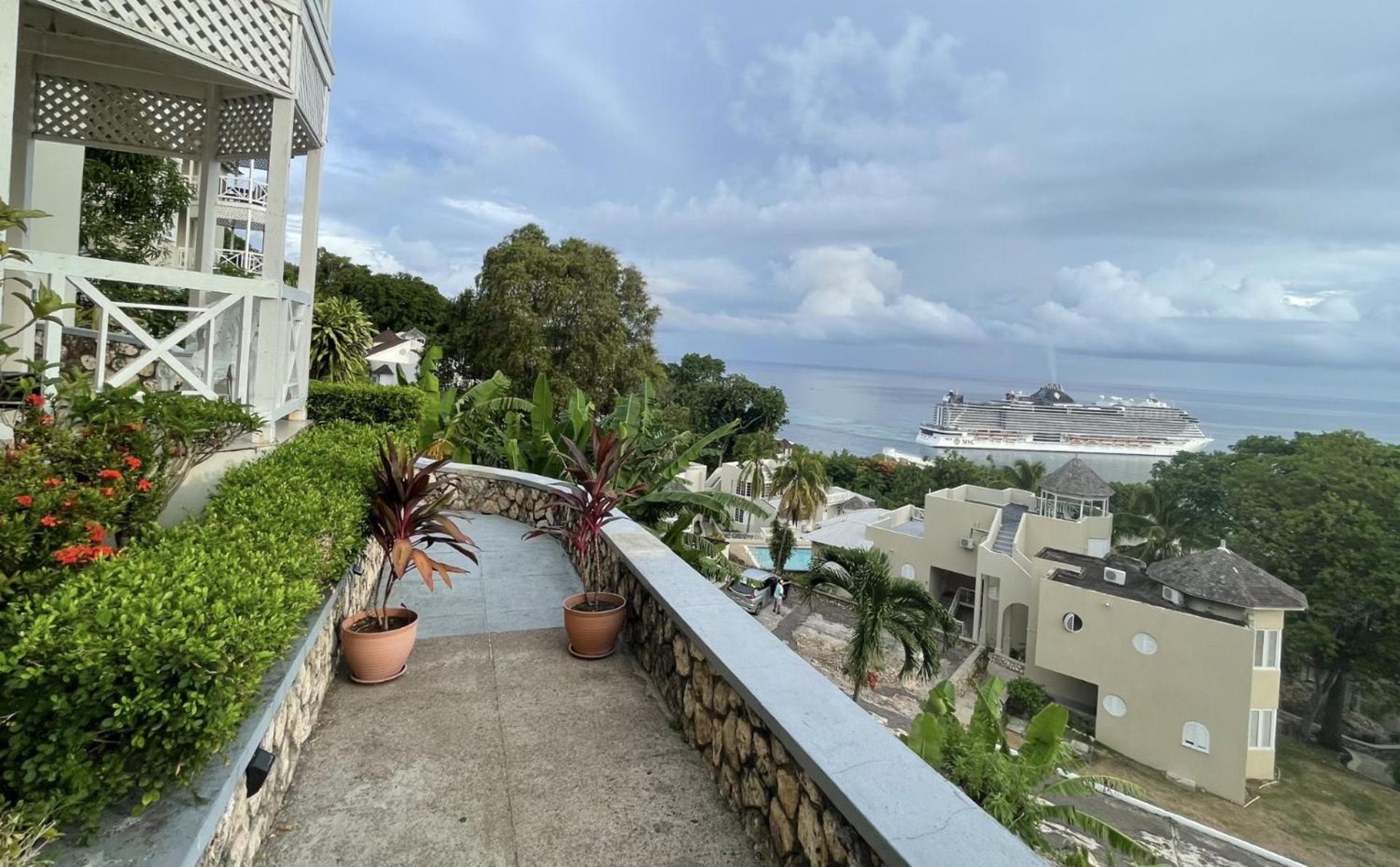 Hummingbird Retreat - Luxury Oceanview Apt, 7-minute Walk To
