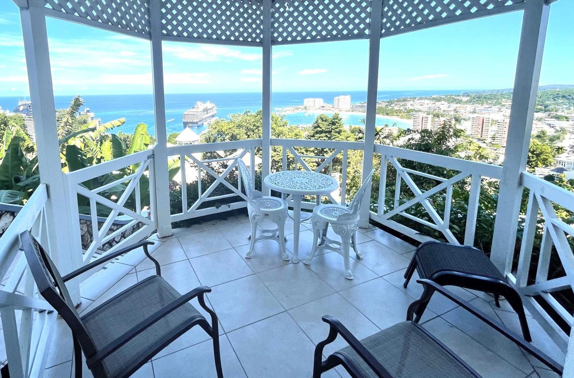 Hummingbird Retreat - Luxury Oceanview Apt, 7-minute Walk To Ocho Rios