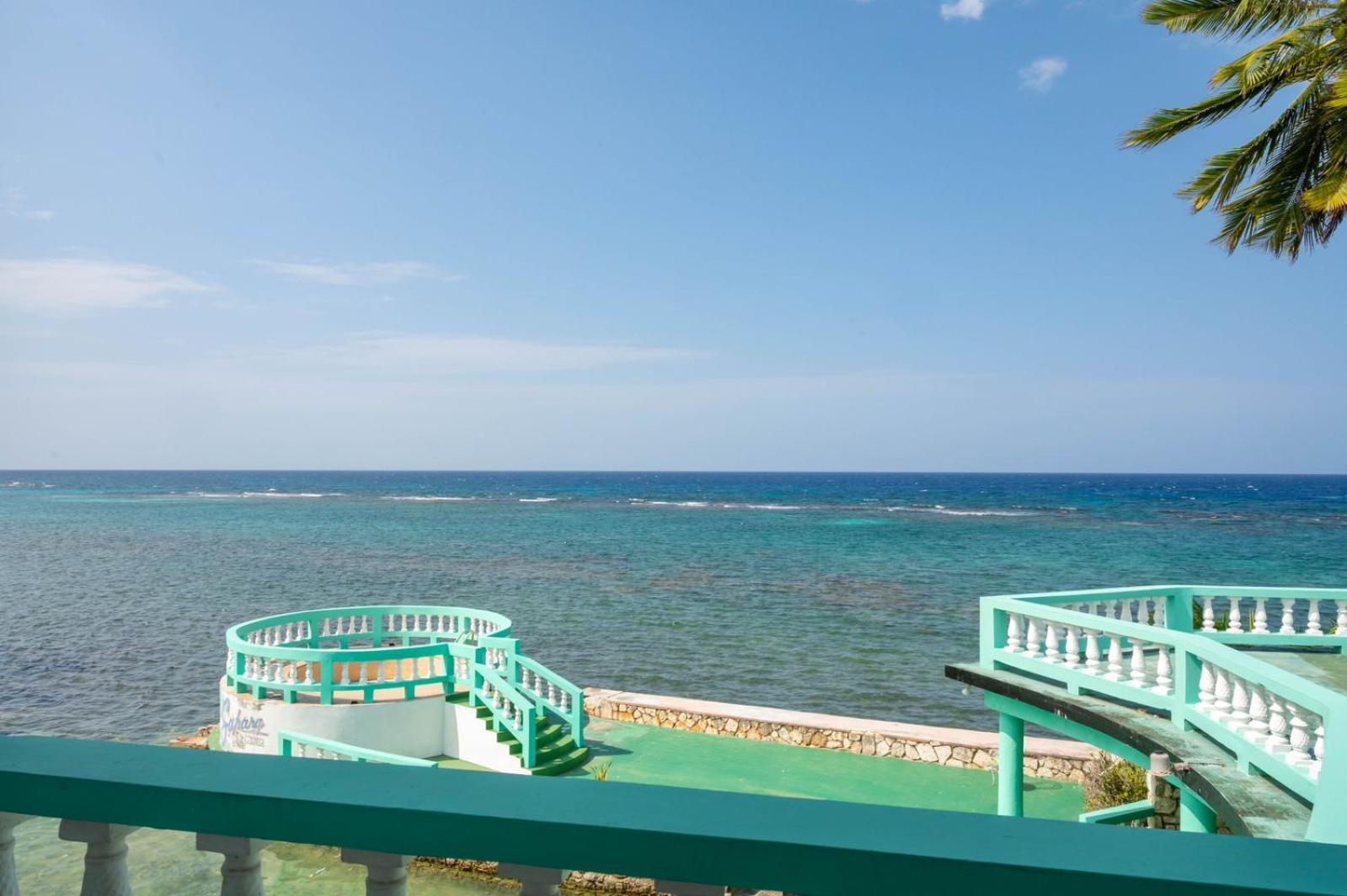 Ocean Front Triple At Sahara Pensión Montego Bay