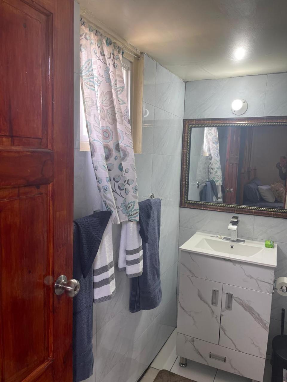 Oceanfront W/ Free Parking + High Speed Wifi Negril