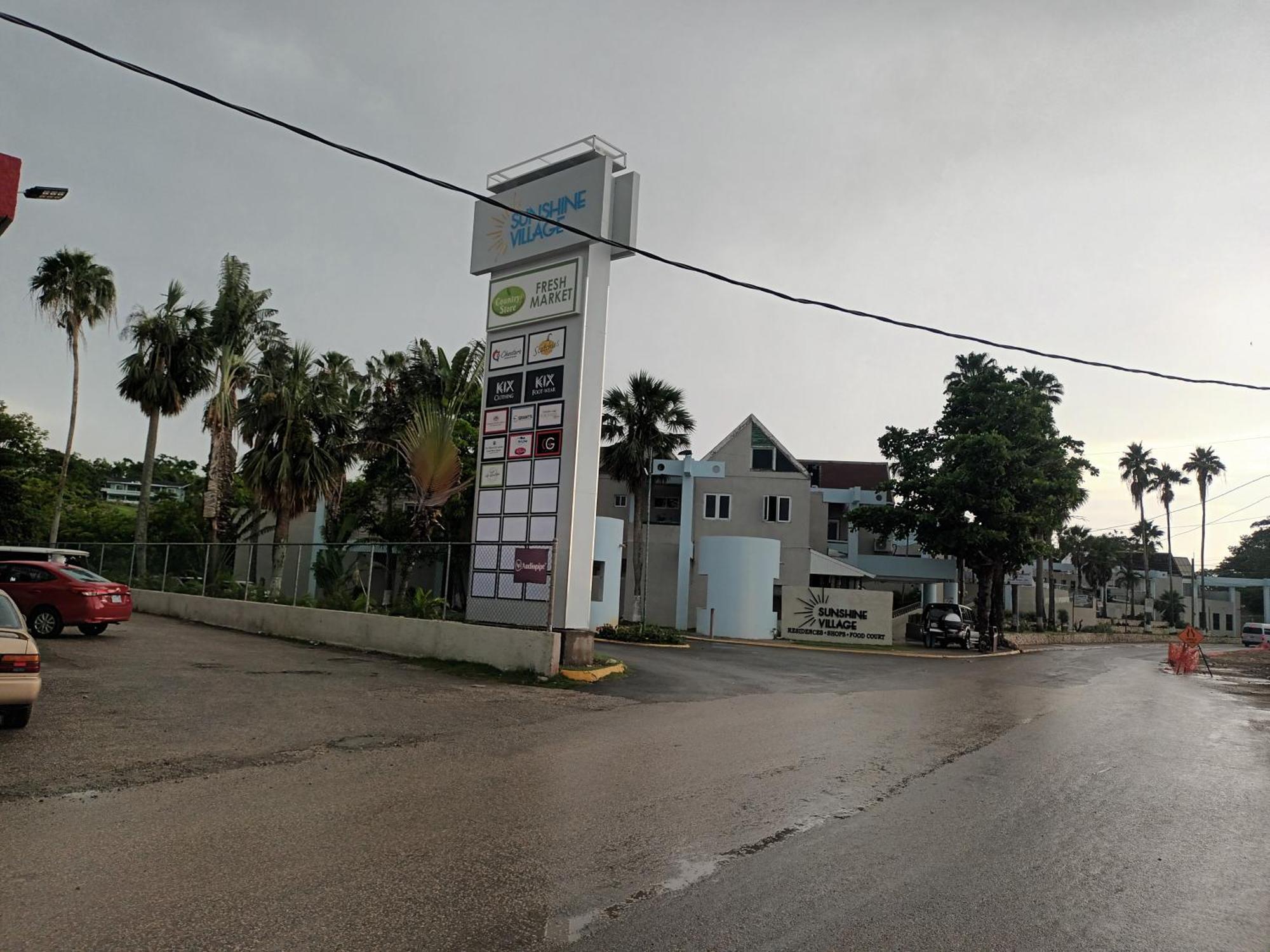 Oceanfront W/ Free Parking + High Speed Wifi Apartment Negril