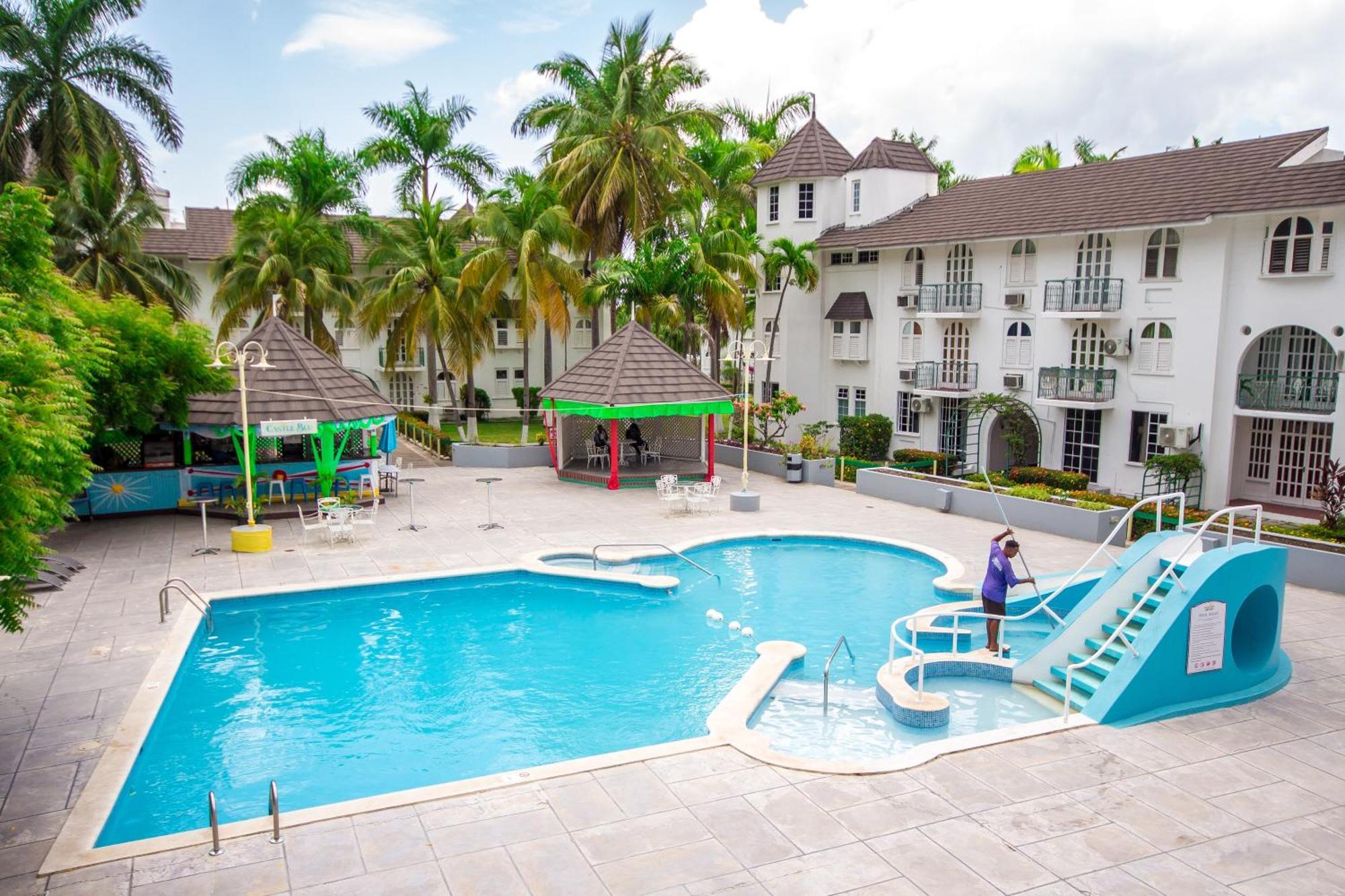 Heart Of Ocho Rios-free Acess-king Bed-pool-100mbps Apartment
