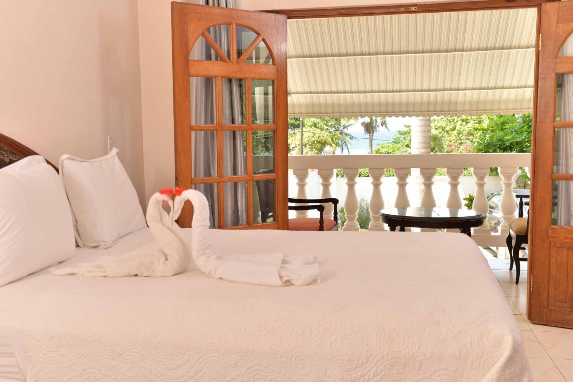 Chateau Margarita Ja Pensión Montego Bay