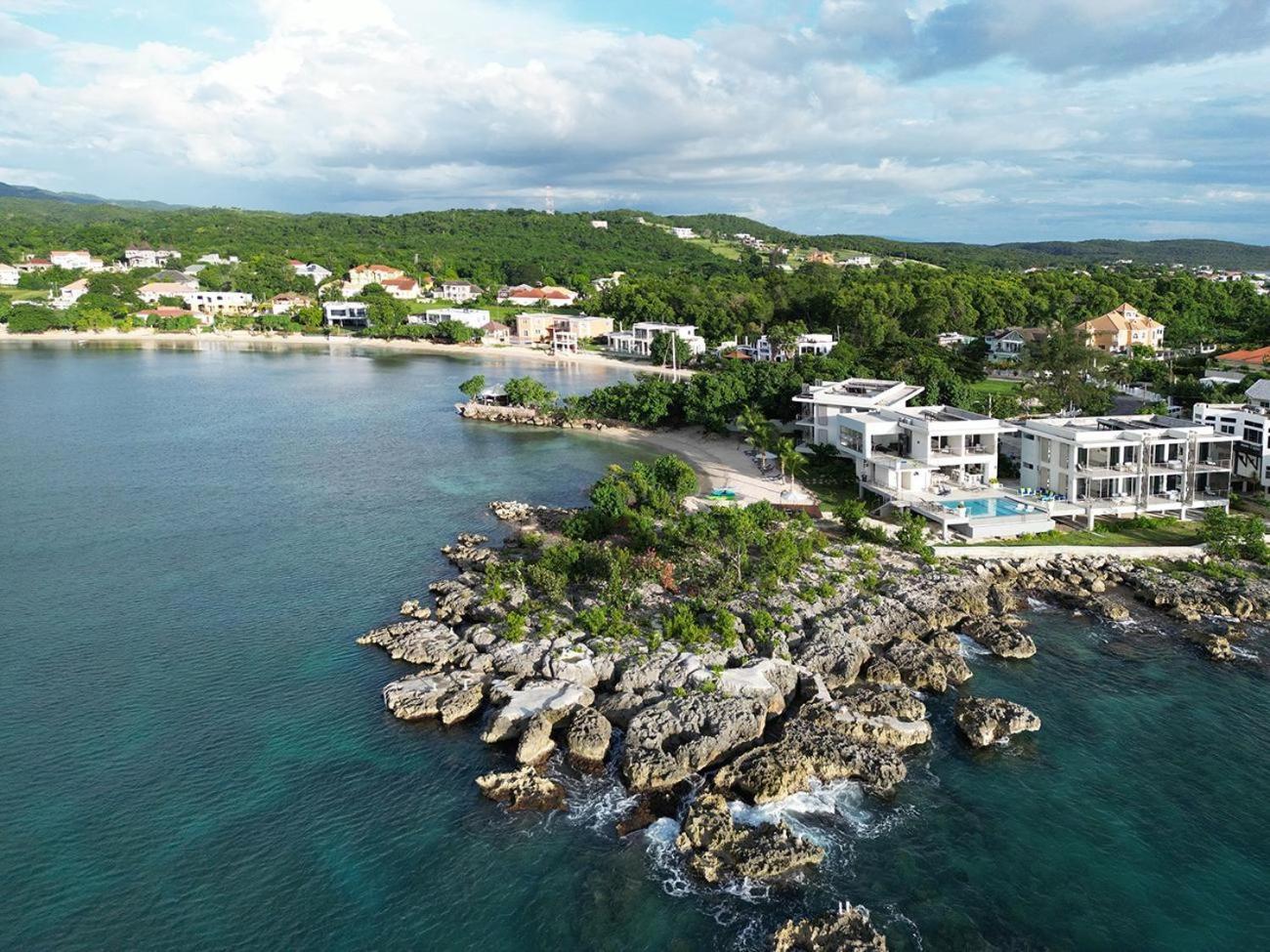 Santosha Jm - 10 Bedroom W Private Villa Whitehouse