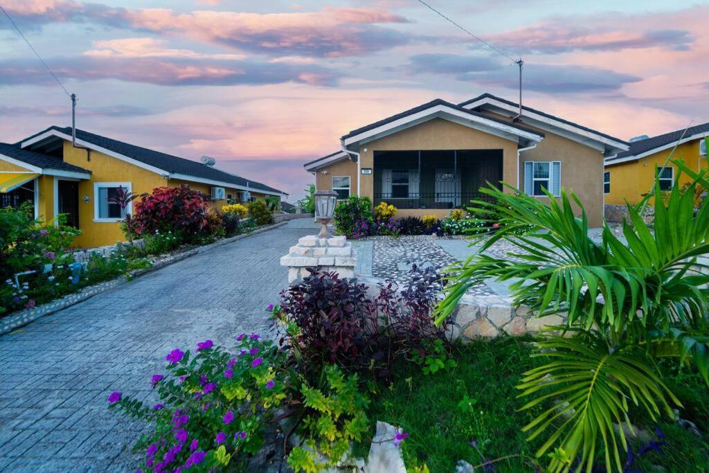 Tropical Escape, 2 Bedroom Vacation Oasis Florence Hall
