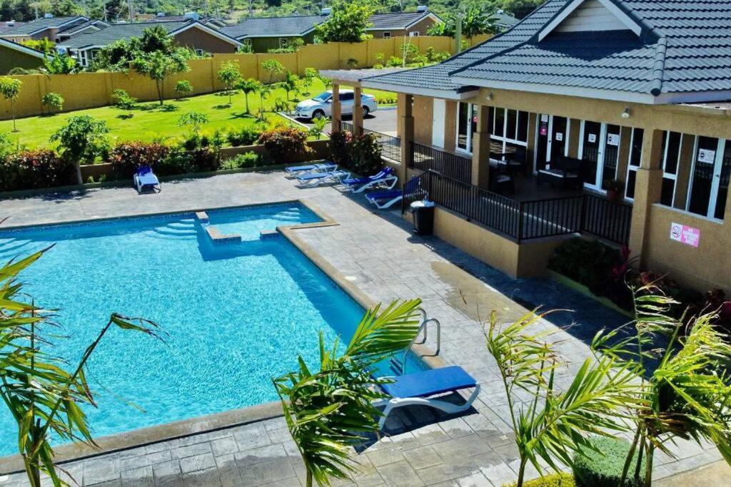Holiday home Tropical Escape, 2 Bedroom Vacation Oasis *