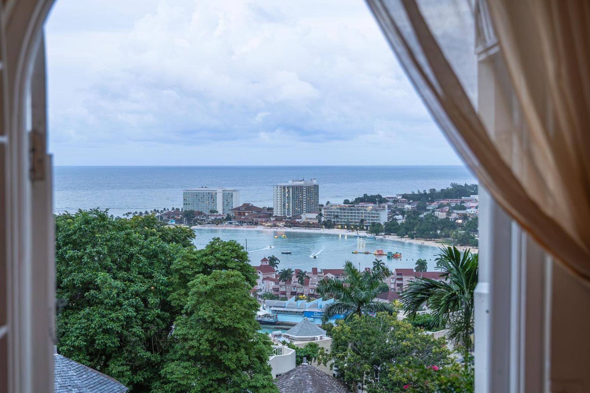Hummingbird Retreat - Luxury Oceanview Apt, 7-minute Walk To * Ocho Rios