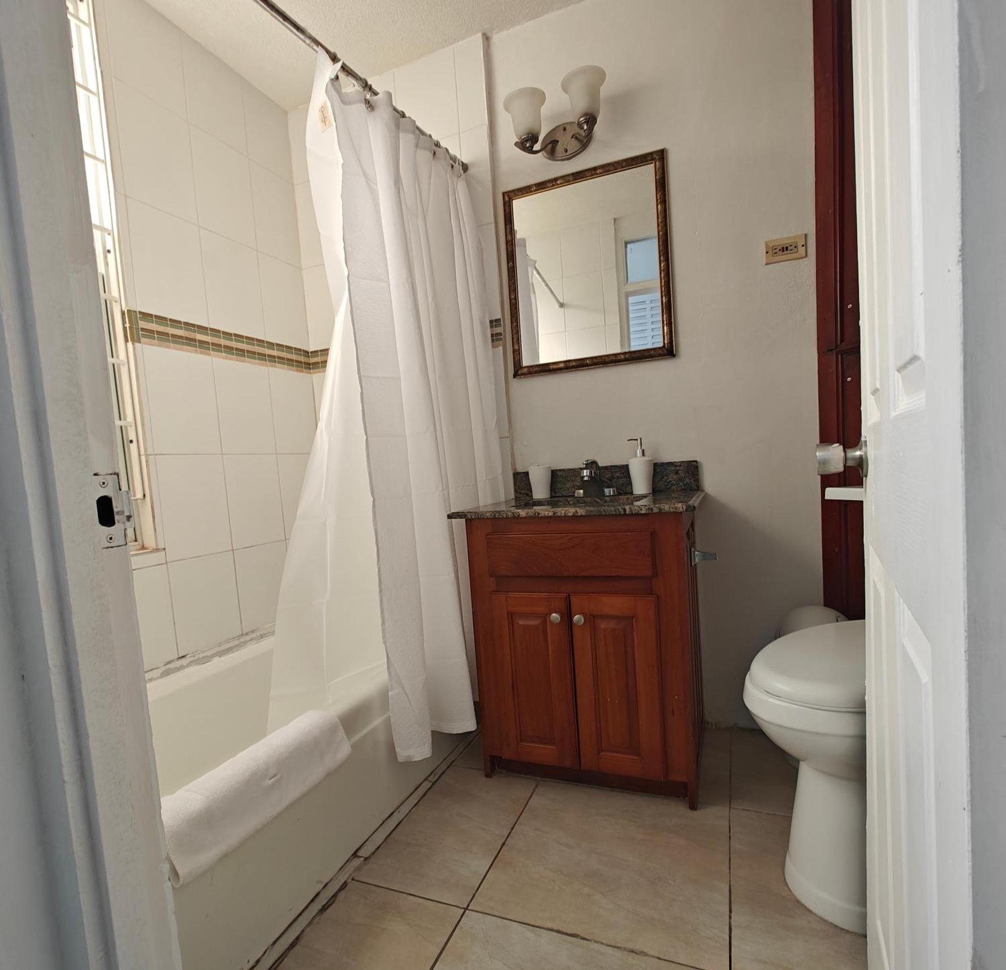 Cozy W/ocean View, Pool & Access * Montego Bay