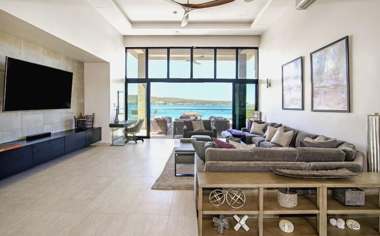 Villa Happy Hour Luxury Beachfront Retreat