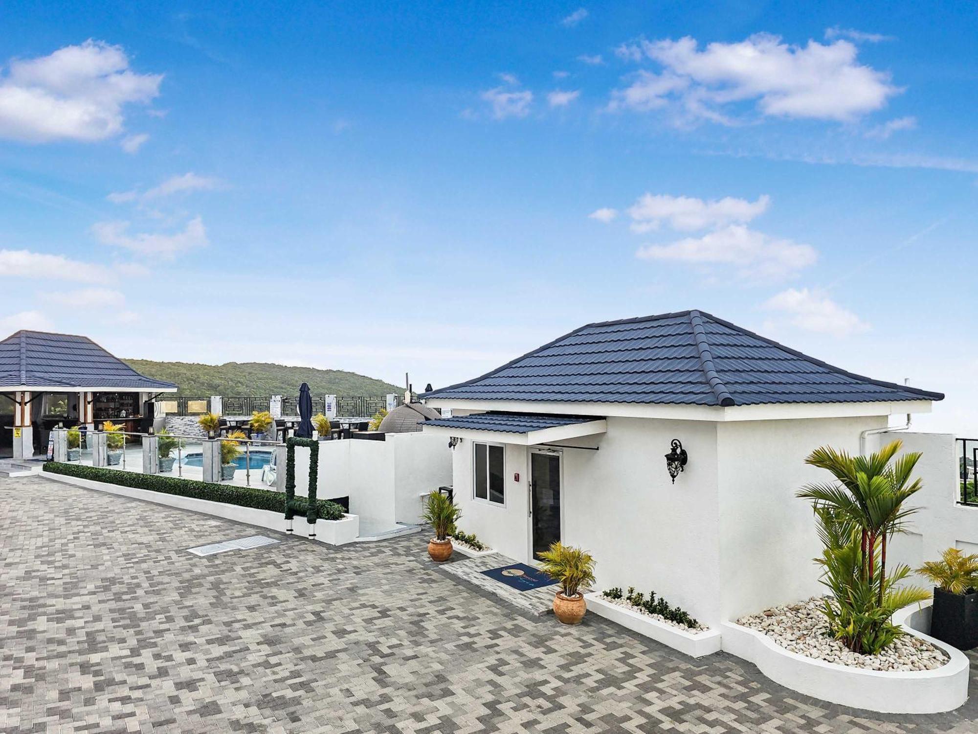 Hospitality Expert Bts 10br Pool Villa Montego Bay