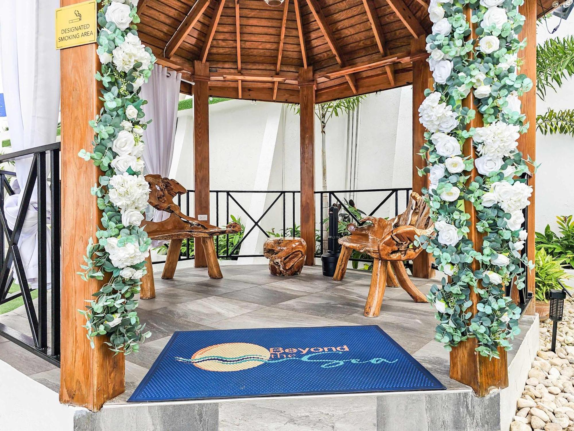 Hospitality Expert Bts 2 - Pool & Chef * Montego Bay