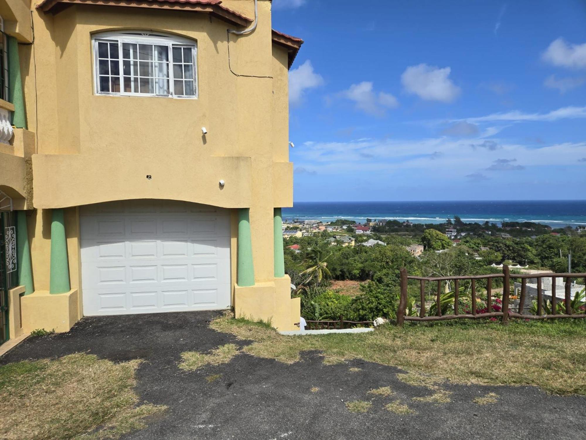 Holiday home Poinciana House *