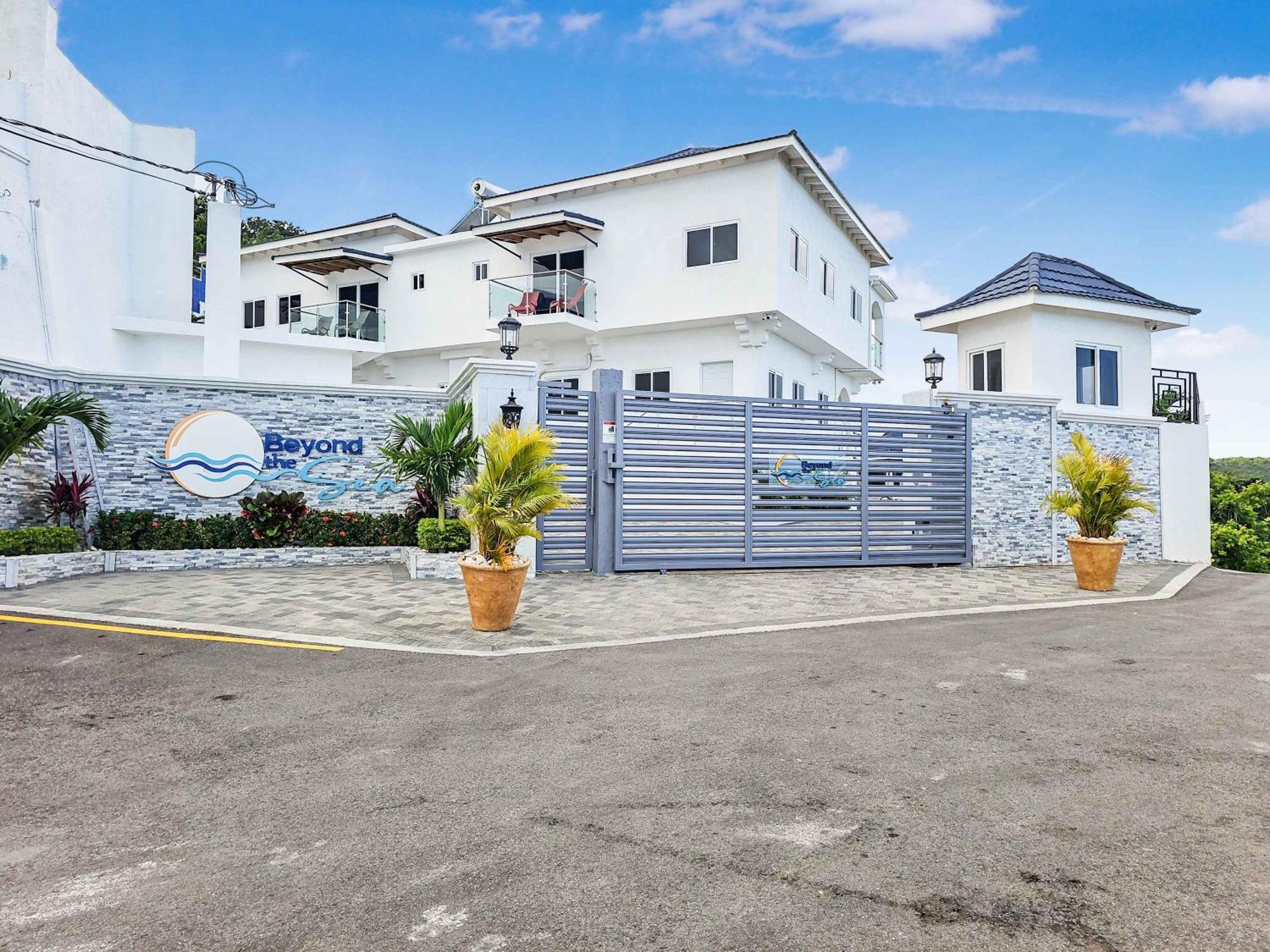Villa Hospitality Expert Bts 10br Pool
