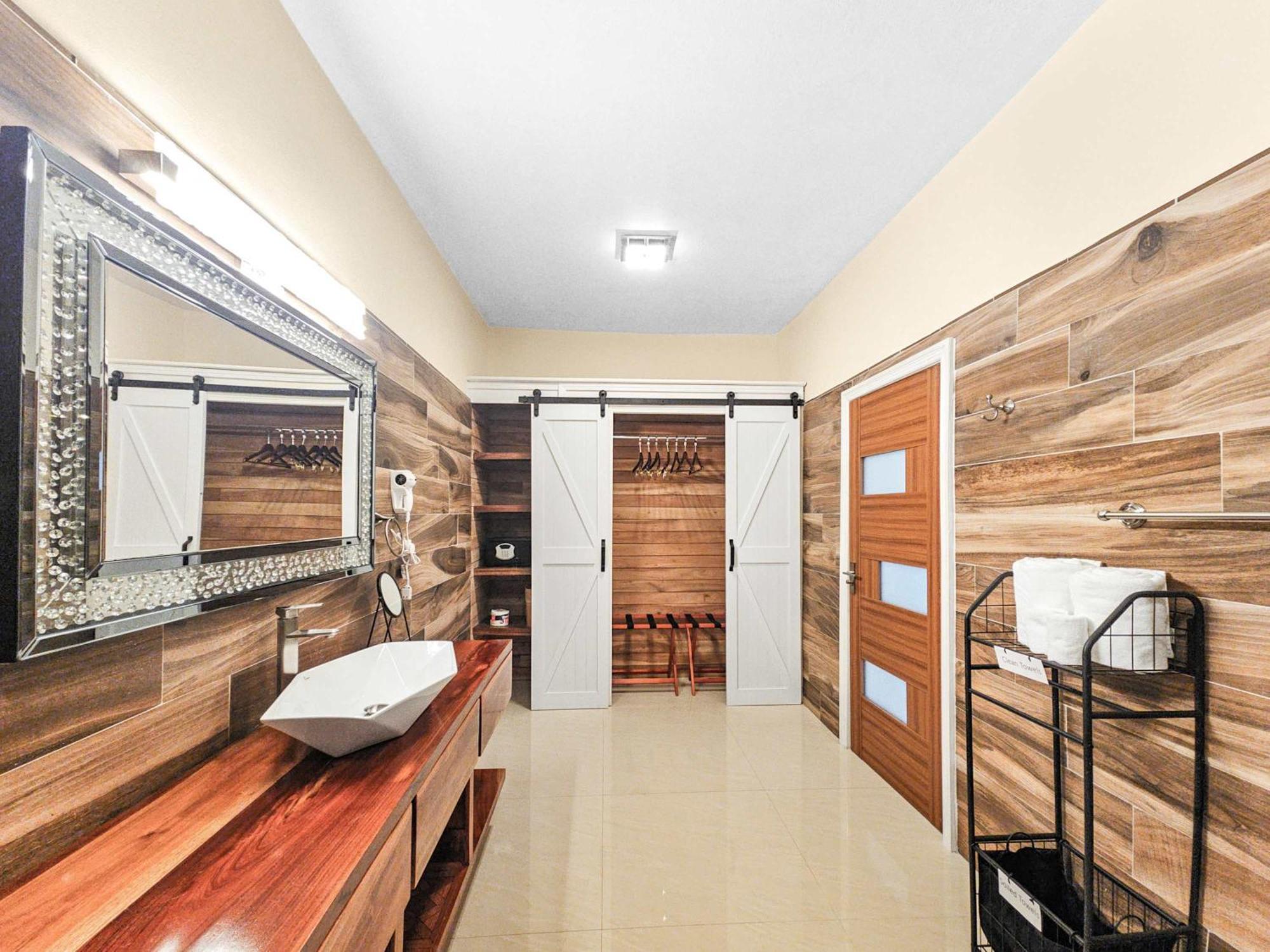 Villa Hospitality Expert Bts 10br Pool *