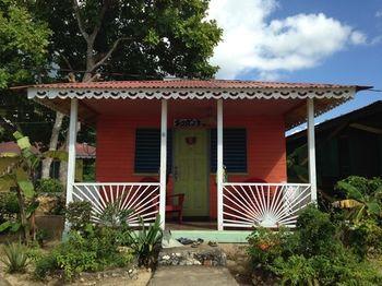 Parque de vacaciones Little Bay Cabins Little Bay