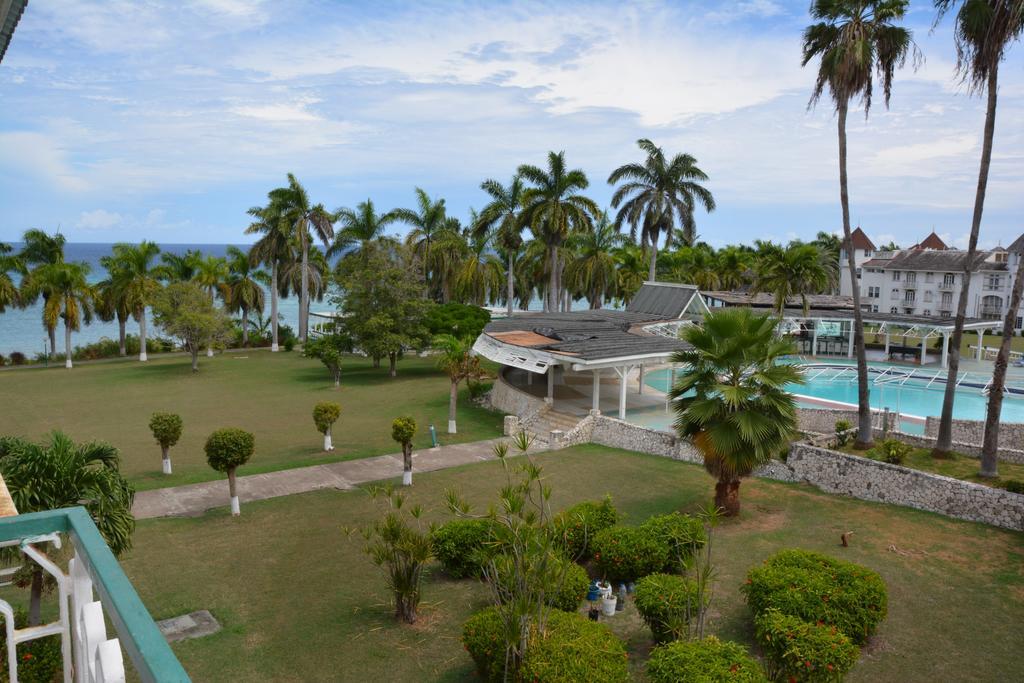 Seacastles By The Beach/pool Apartahotel