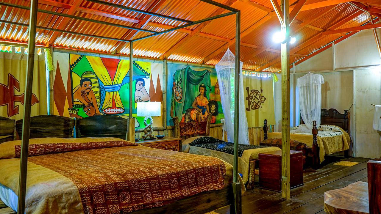 Great Huts Lodge *