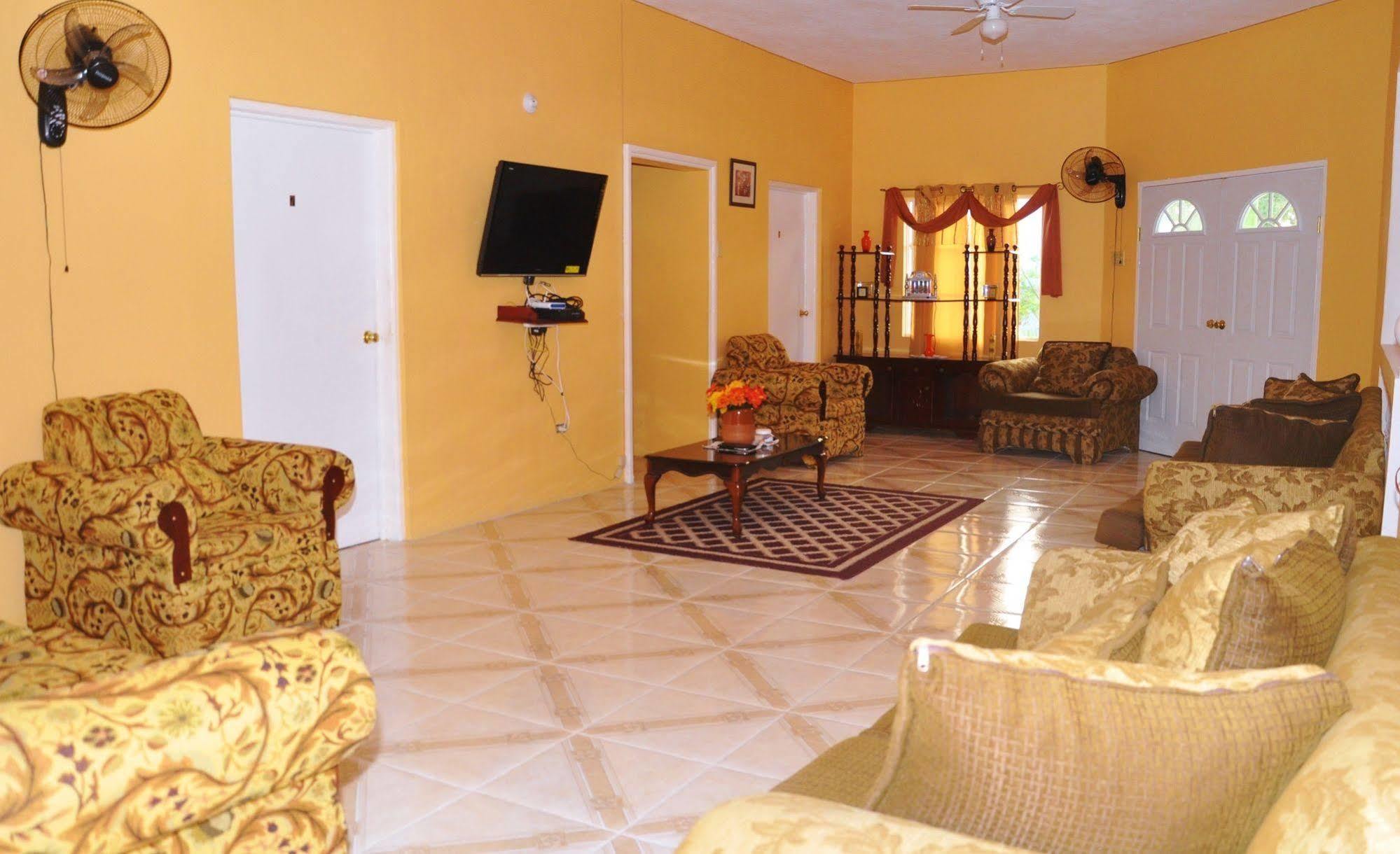 Mom's Village Bed and breakfast Runaway Bay