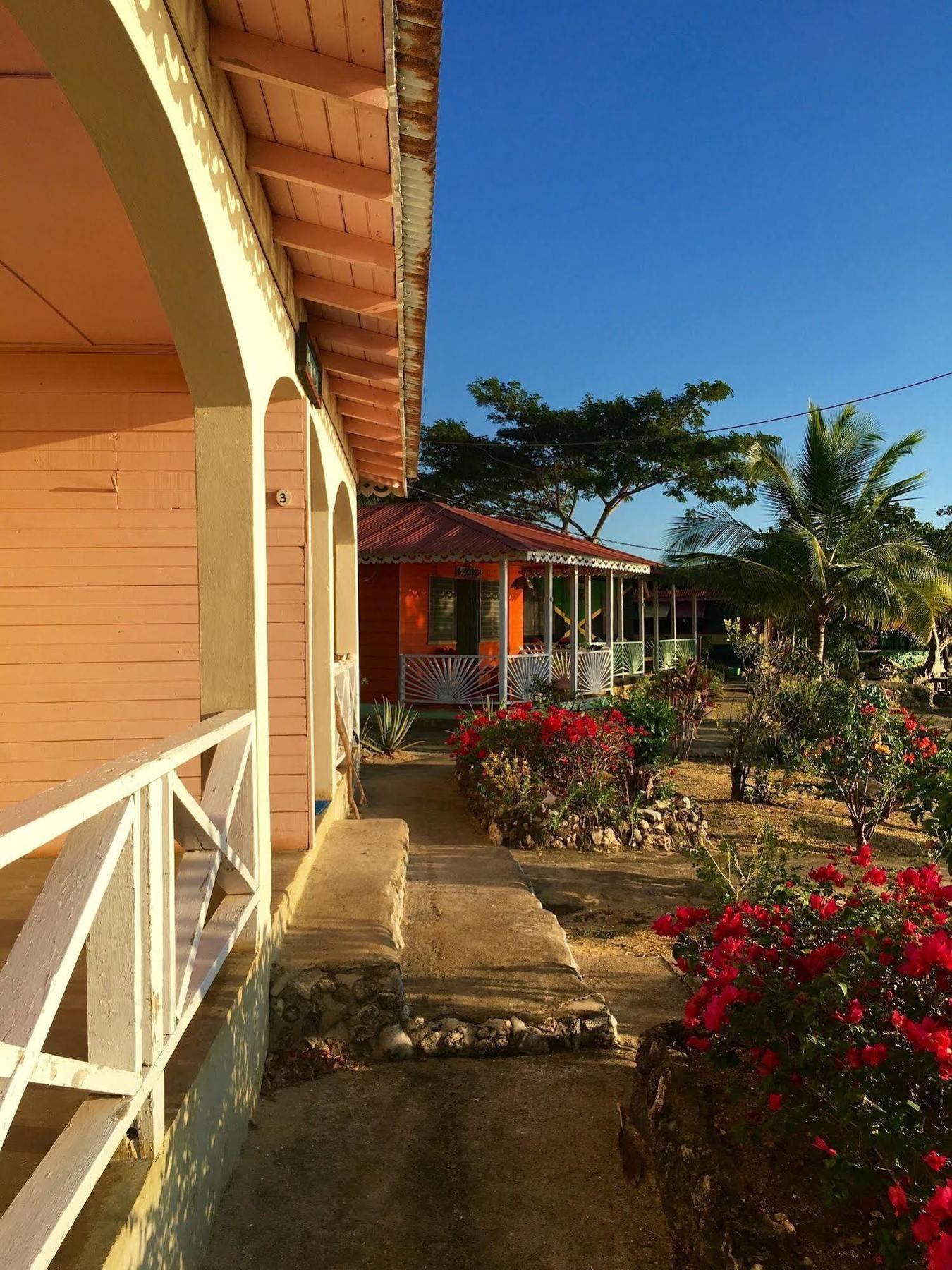 Little Bay Cabins Parque de vacaciones 2*