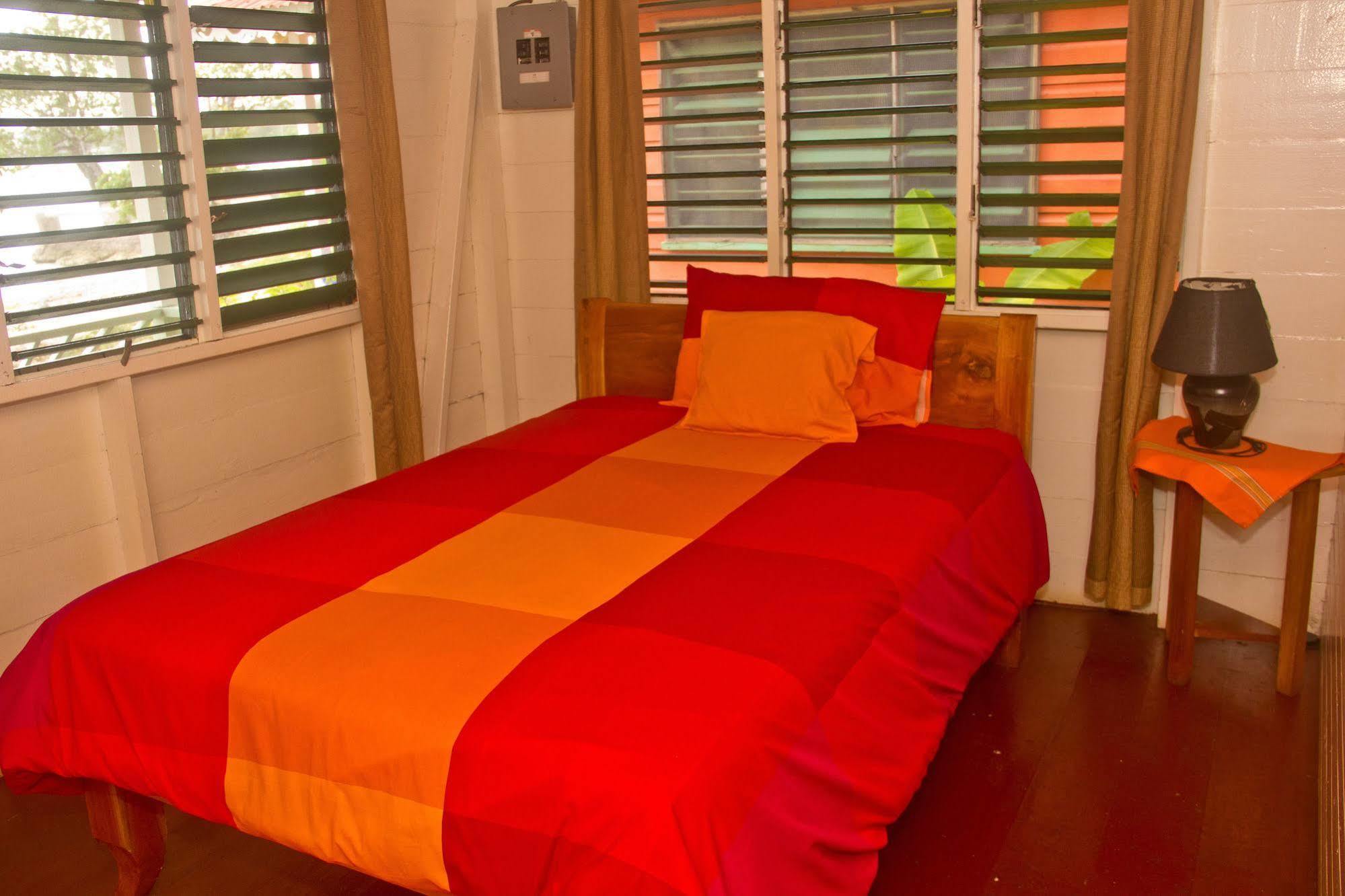 Parque de vacaciones Little Bay Cabins 2*