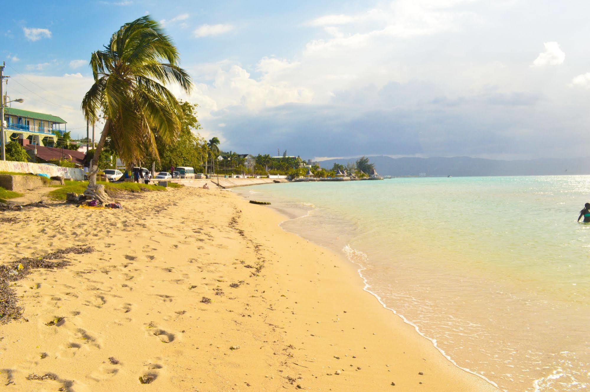 Dead End Beach Road Hotel 2*