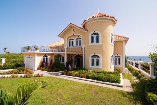 Copperwood Luxury Oceanfront With Pool Villa Lucea