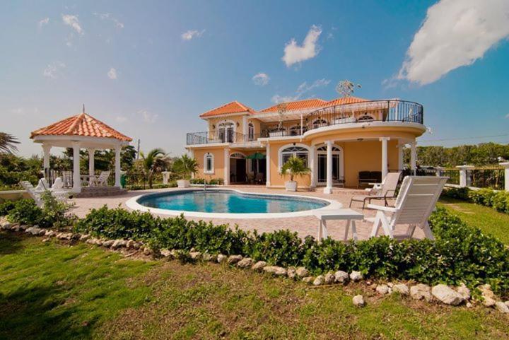 Copperwood Luxury Oceanfront With Pool Villa Lucea
