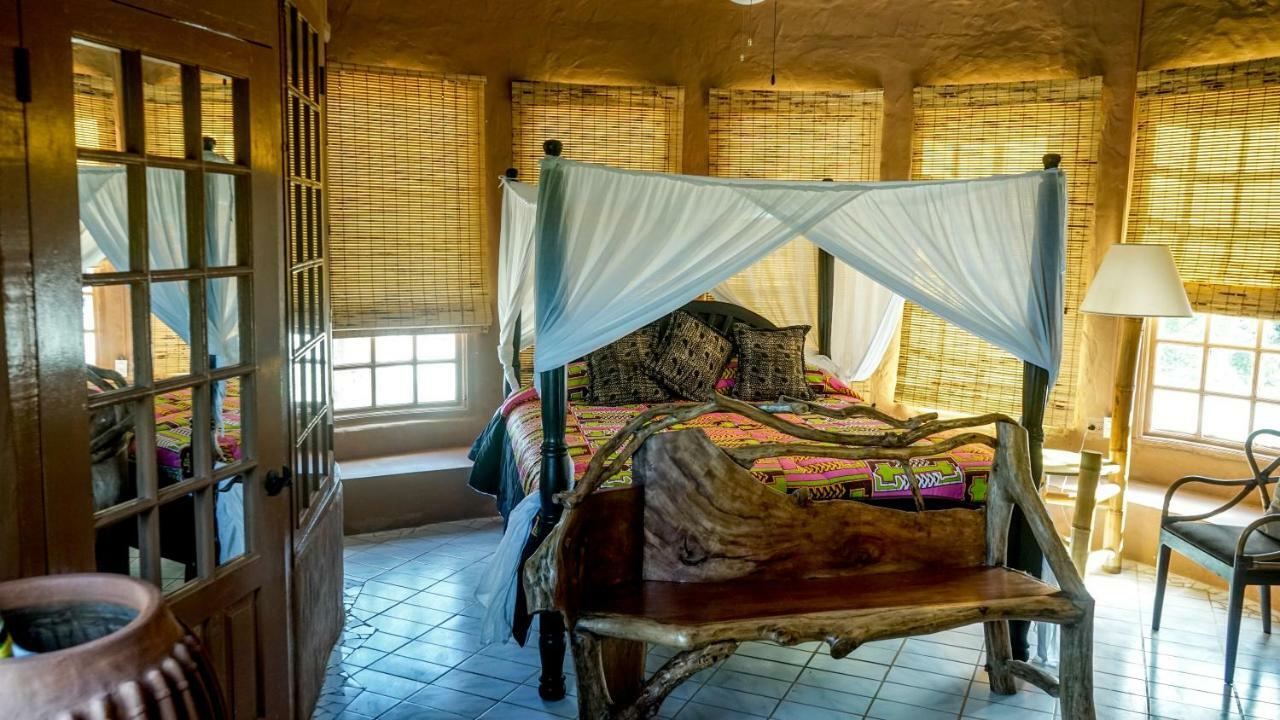 Great Huts Lodge *