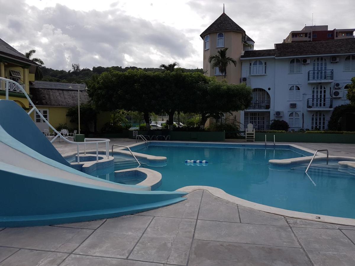 Almond Grove At Castle Apartahotel