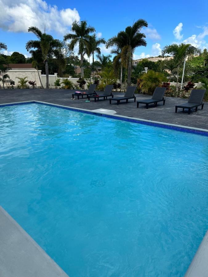 Luxurious Royale- 5 Min Drive To *