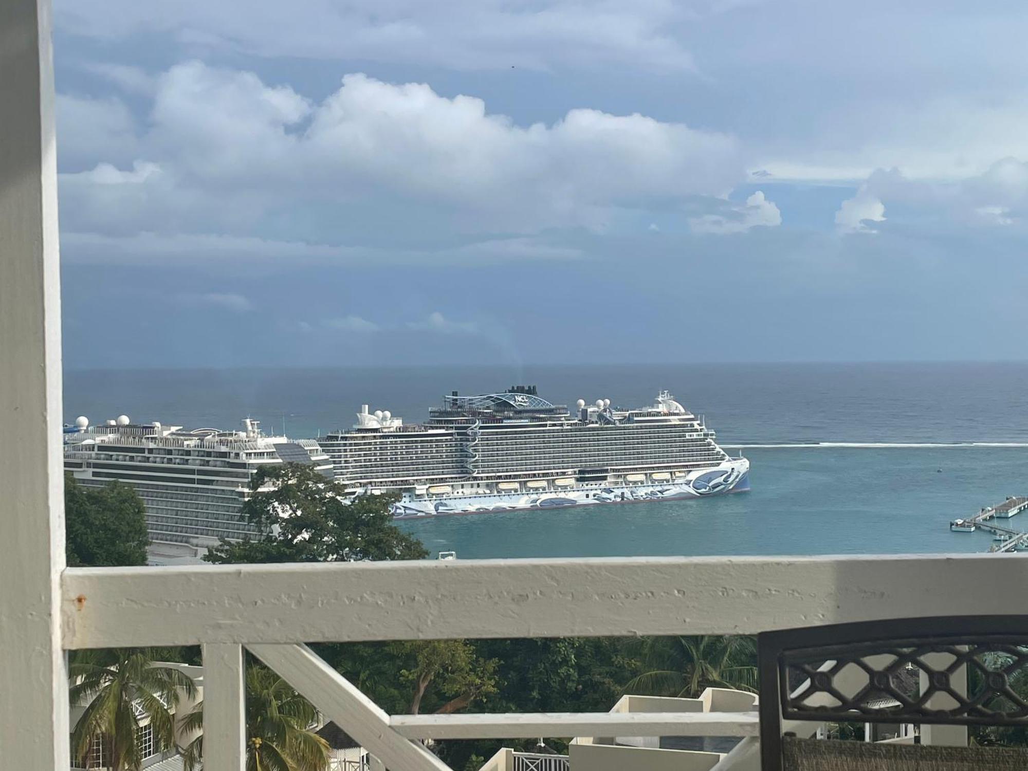 Oceanbreeze Jamaica Penthouse, 7-minute Walk To Apartamento Ocho Ríos