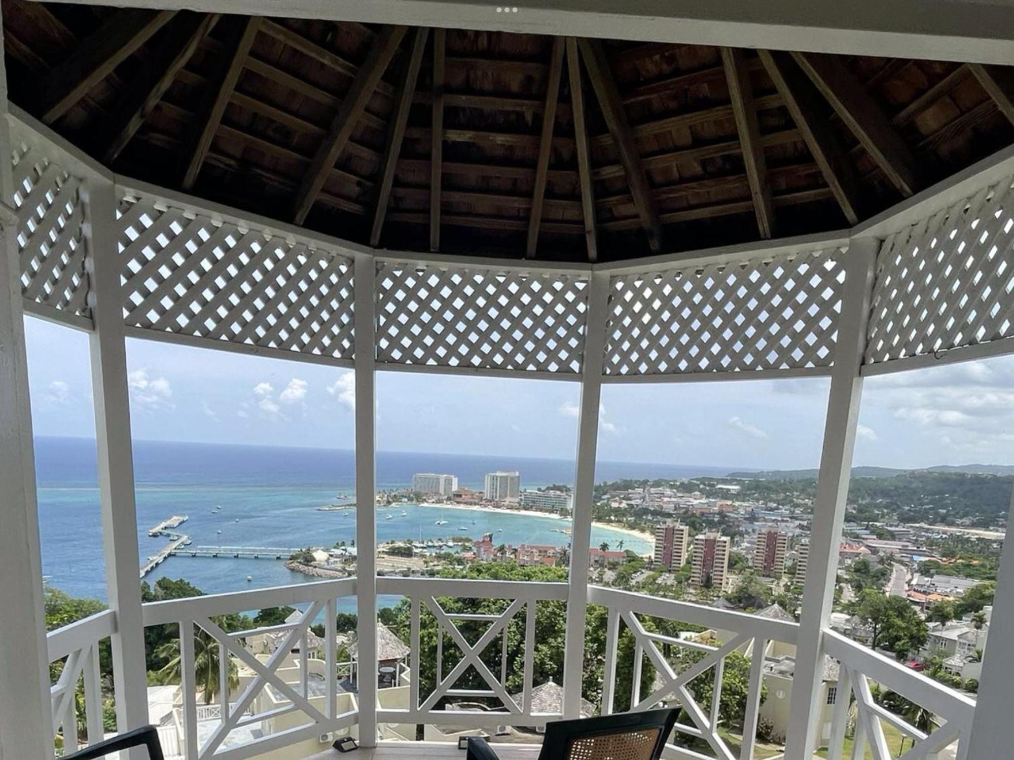 Oceanbreeze Jamaica Penthouse, 7-minute Walk To Ocho Ríos
