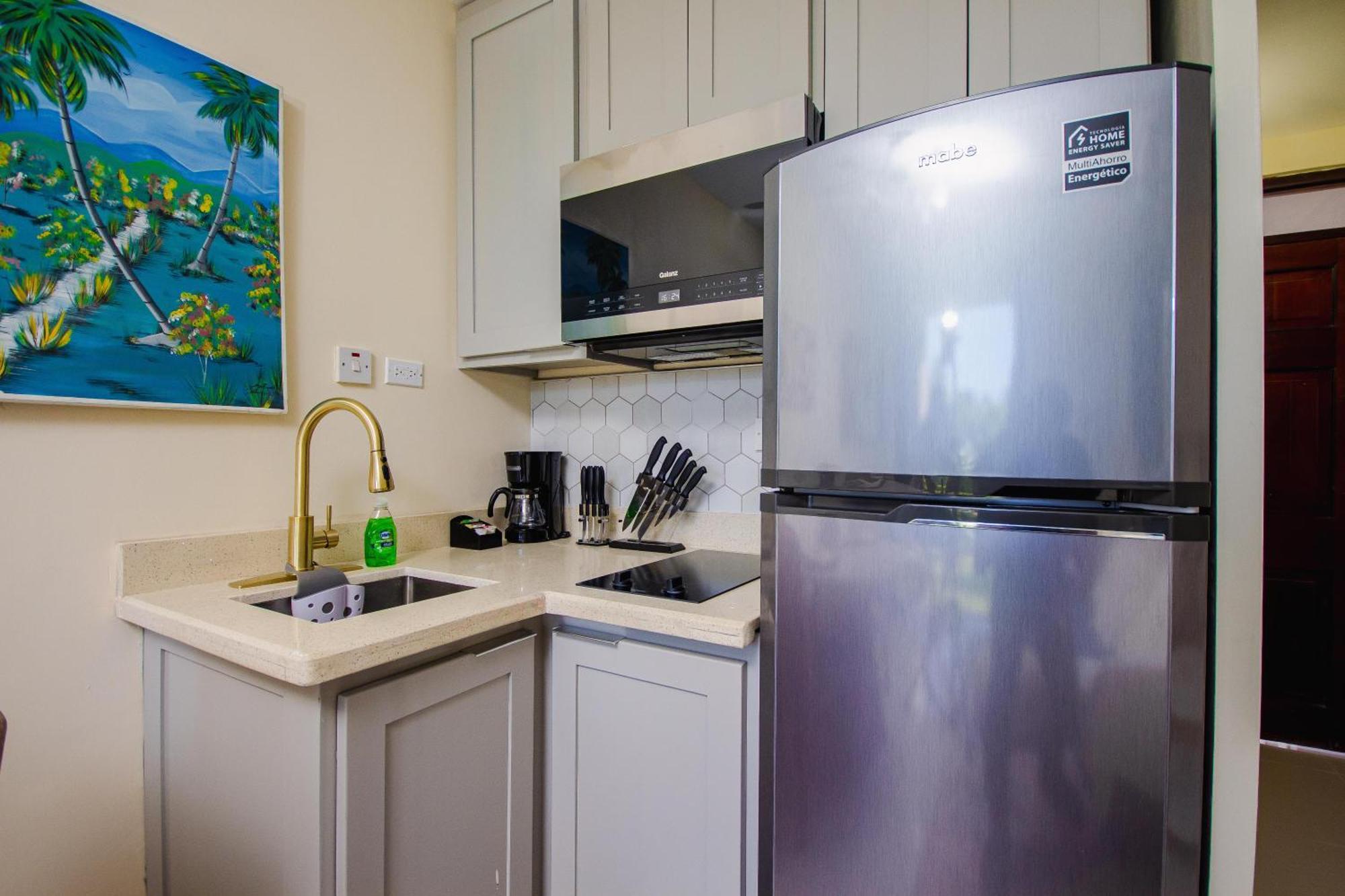 Apartment Center Of Ocho Rios-beachfront Studio-free Access-pool-free Parking-gated Complex-free Wifi 100mbps *