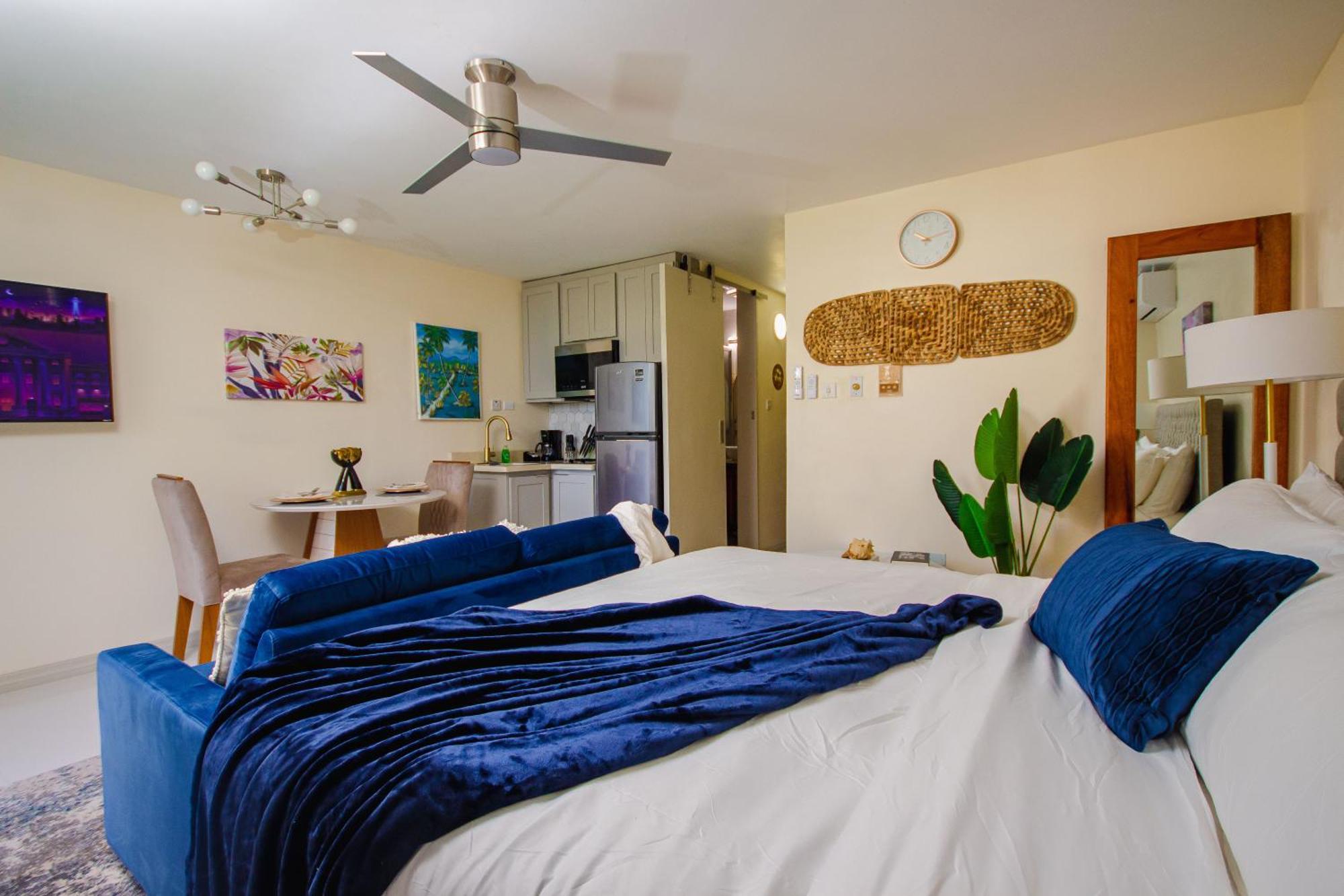 Center Of Ocho Rios-beachfront Studio-free Access-pool-free Parking-gated Complex-free Wifi 100mbps Apartment *