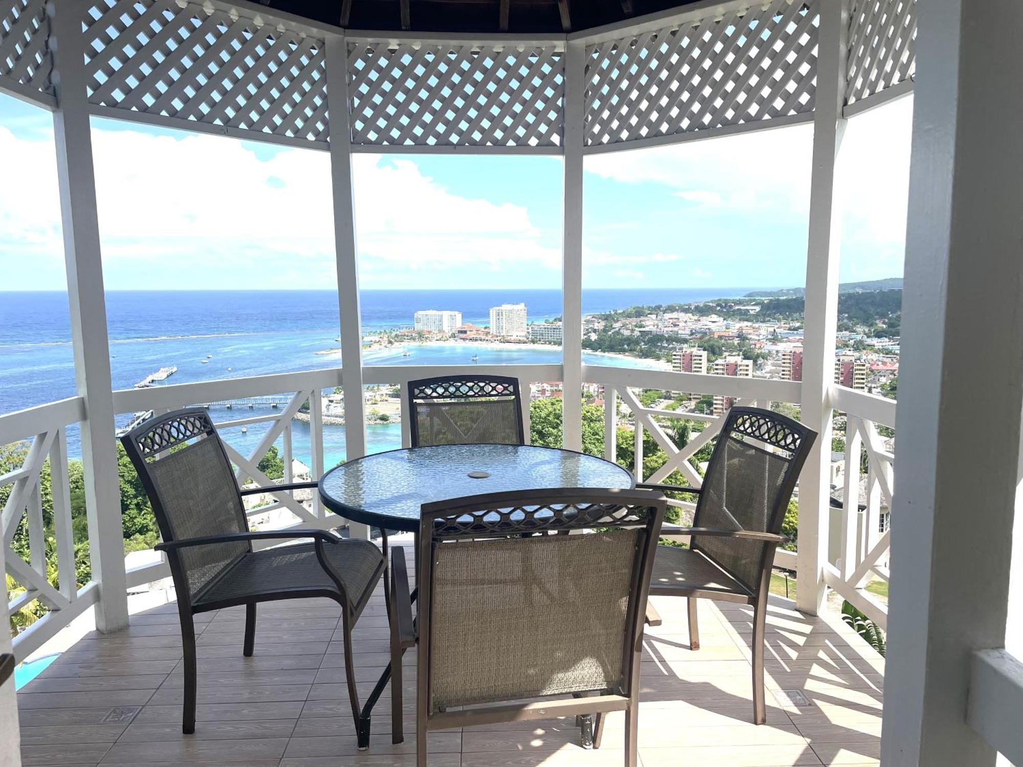 Oceanbreeze Jamaica Penthouse, 7-minute Walk To Apartamento Ocho Ríos